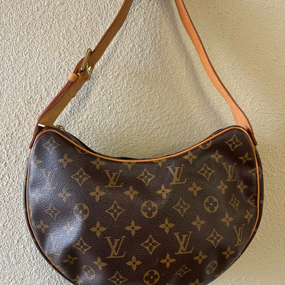 🔥SALE🔥LOUIS VUITTON CROISSANT. Excellent condition. Original dust bag. - Picture 2 of 12